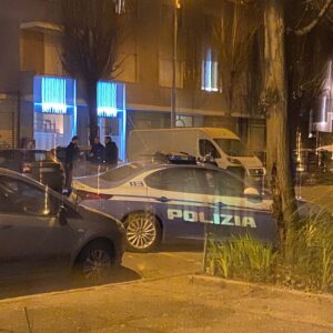 Piazza Mentana: auto danneggiate, sul posto la Polizia