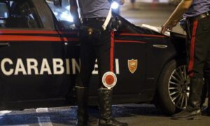 Casale: la fuga in auto dai Carabinieri termina contro un edificio
