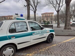 Scappa dopo il parcheggio selvaggio: inseguito, bloccato e denunciato