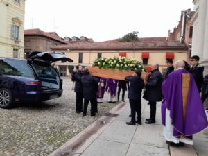 Alessandria, duomo gremito per l’addio a Bellinaso