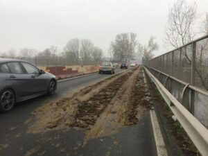 Trattore perde carico di letame sul ponte bormida