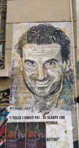 John Sale omaggia Troisi ai piedi del Museo del Cinema di Torino