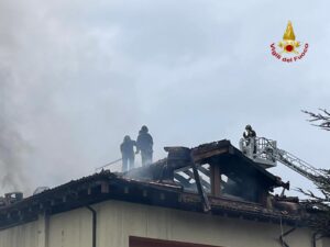 Mornese: in fiamme il tetto di un’abitazione di due piani