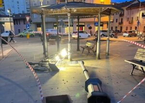 Crollo lampione in via Ferraris: “Controlli per capire le cause”