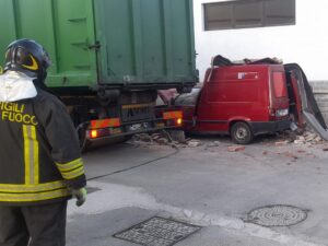 Novi, furgone in sosta danneggiato dal crollo di un muro