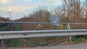 Incendio accanto ai binari: intervengono i pompieri