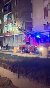 Casale: si stacca una porzione di rivestimento esterno da un palazzo