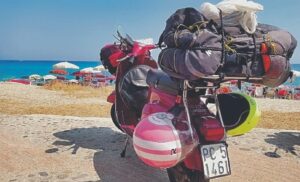 Rivarone: esplorare il mondo con lentezza in sella a una Vespa