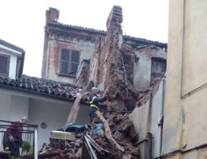 Crolla un’abitazione in centro. Frane sulle strade