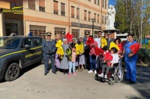 La Guardia di Finanza regala uova di Pasqua ai bimbi del Cottolengo