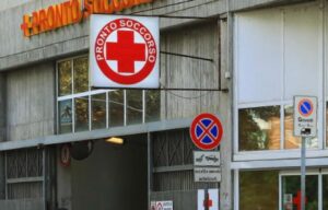 Cammina per strada sofferente e con la maglia sporca di sangue, le indagini