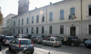 Botte alla compagna che fa arti marziali