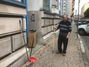 Alessandria: dipendente del Tribunale pulisce via Gramsci dalle erbacce