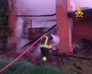 Oviglio: capanno agricolo in fiamme, rogo domato in mattinata