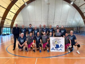 La nazionale di pallavolo in campo per Gianni Cattaneo