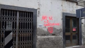 Scritte “No vax” sui muri di via Buffa