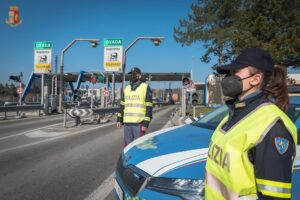 Coppia ucraina in fuga con i figli piccoli, soccorsa dalla Stradale