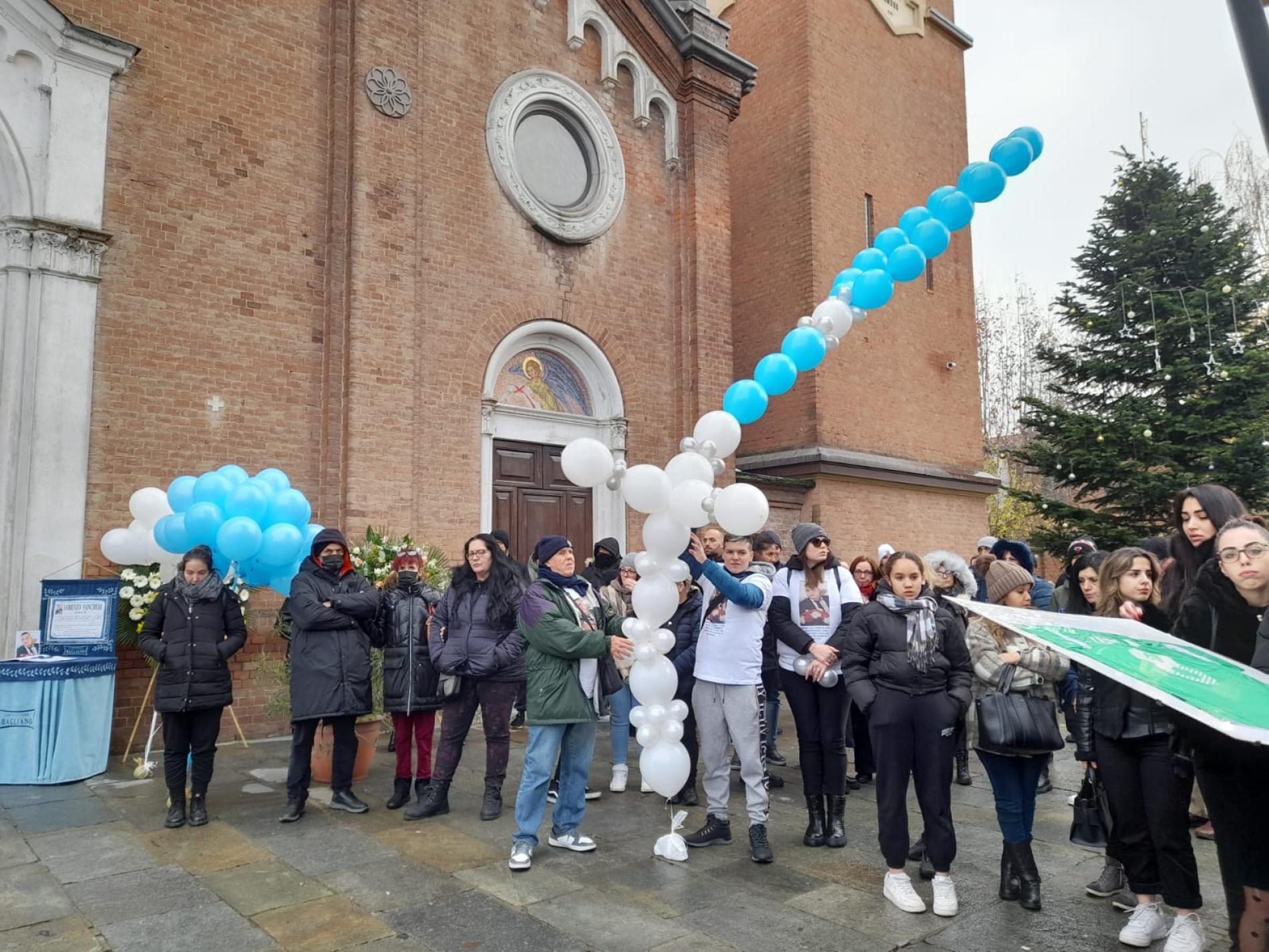 “Lollo ti amiamo, sei sempre con noi”: l’ultimo saluto a Lorenzo Vancheri