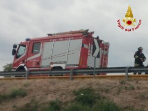 Camion fuori strada sulla A7: il conducente in elicottero al Pronto soccorso