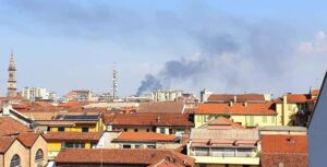 Brucia la discarica dei rifiuti