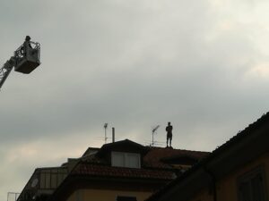 L’uomo che scappava sui tetti è l’autore delle spaccate: arrestato