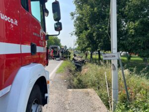 Auto ribaltata nel fosso lungo la strada per Quargnento: un ferito
