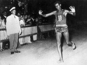 A teatro la vita del maratoneta scalzo che riscattò un continente