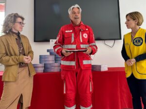 Lions Gavi, consegnati i tablet per scuola e Croce Rossa