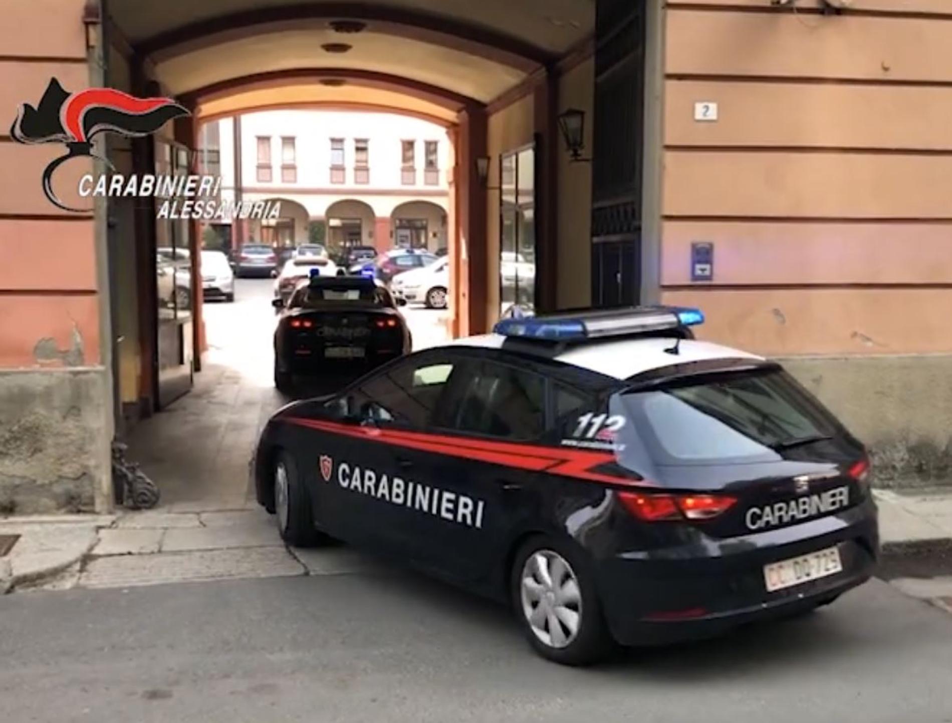 Valmadonna: bivaccano nella scuola materna e rubano brandine e coperte