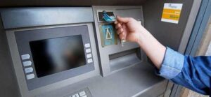 Banche in ritirata: nei paesi filiali chiuse e stop ai bancomat