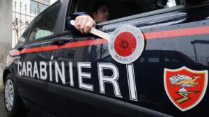 Valmadonna: bivaccano nella scuola materna e rubano brandine e coperte