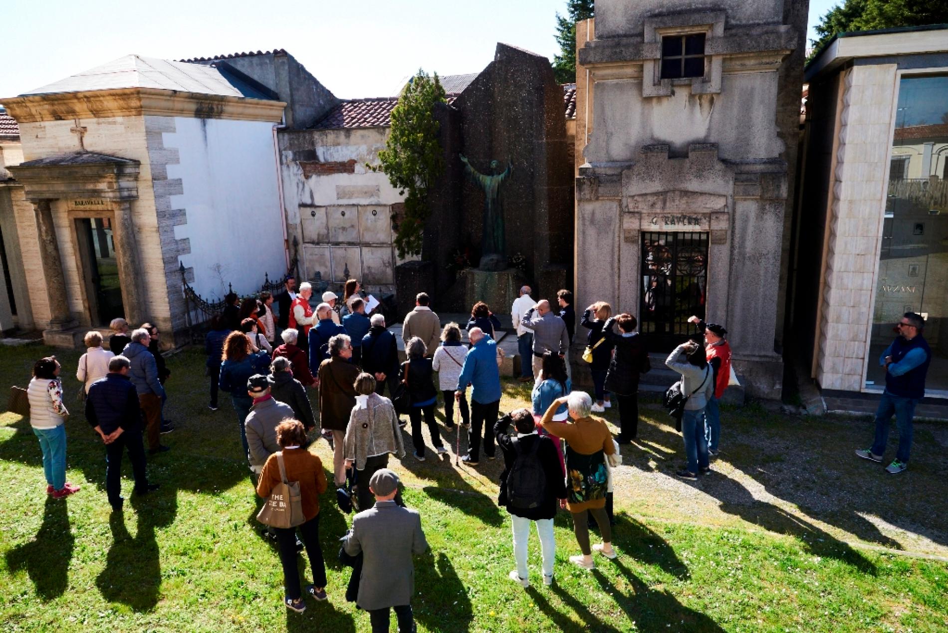 Alessandria, furto al cimitero: rubato l’angelo del pittore Gambini