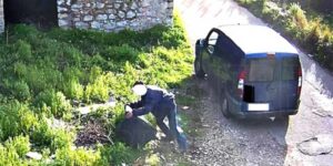 Abbandona rifiuti per strada ma viene ripreso dalla fototrappola
