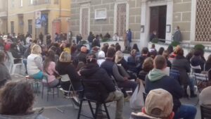 La protesta prosegue, luci accese in via Cairoli