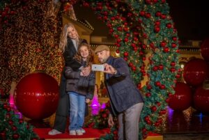 Outlet, due alberi per illuminare il Natale e un lungo Black Friday