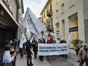 Syensqo, nuova direttrice a Spinetta. Stop Solvay attacca: “Modello ancora insostenibile”