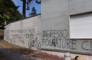 Scritte “No-Vax” sul Distretto Asl: “Atto da non sottovalutare”