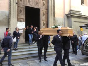 L’addio a Cristian. Le parole arrabbiate del diacono: “Ragazzi, date valore alla vita”