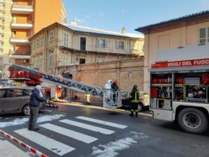 Le fiamme e il crollo: il cordoglio per la morte della musicista