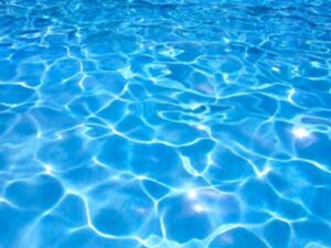 Bimba si sente male in piscina, salvata dal carabiniere