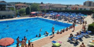 Sport, divertimento e solidarietà con la maratona benefica di nuoto