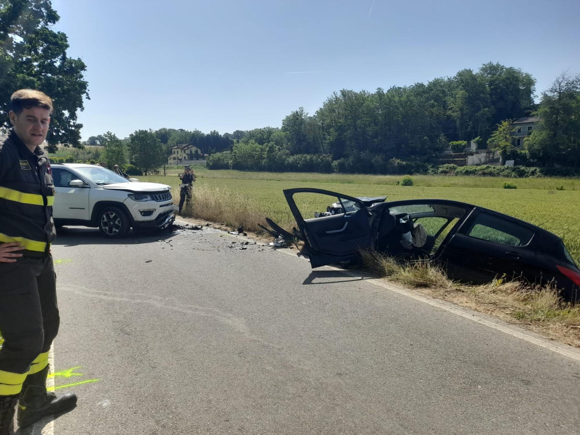 Frontale sulla strada per la Valmilana: tre feriti, uno è grave