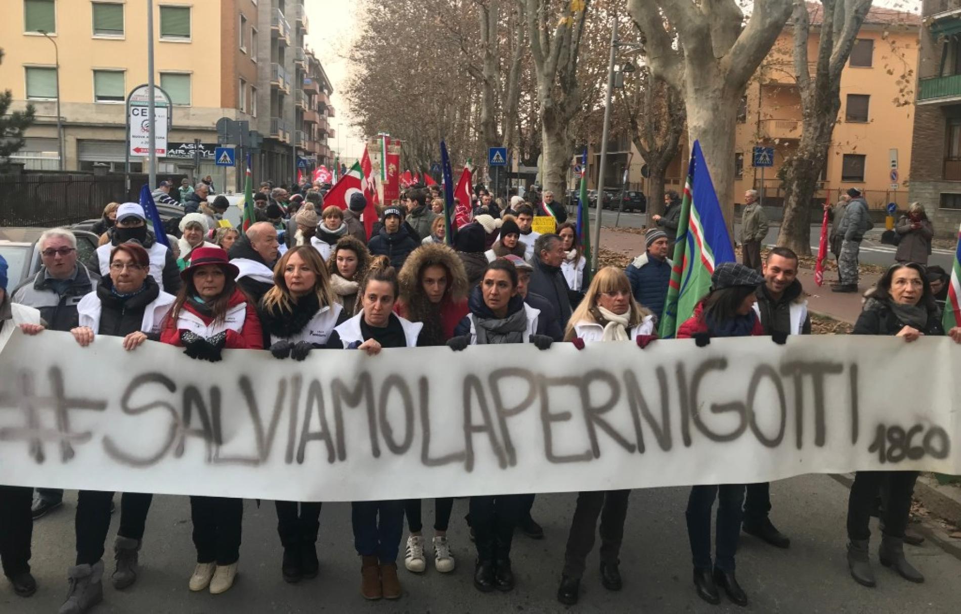 Pernigotti, i lavoratori tornano davanti al cancelli della fabbrica