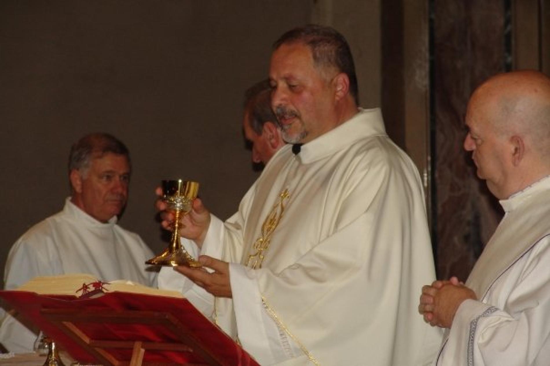 Entra in chiesa e ruba le elemosine