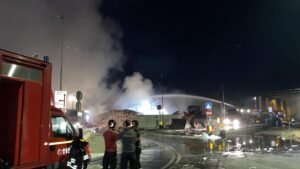 Incendio in discarica, acqua e schiumogeno per tutta la notte