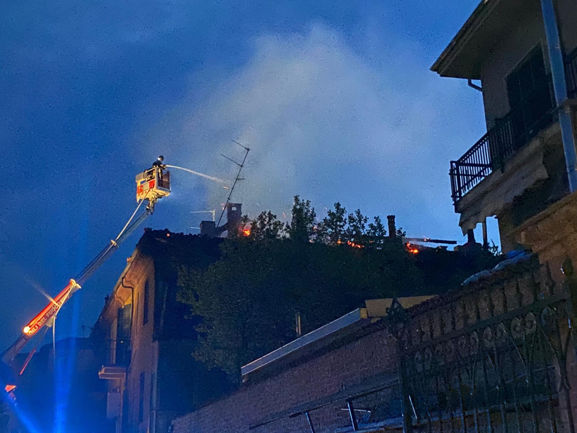 Incendio di viale Cellini: i filmati del rogo di ieri sera