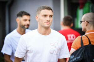 Grigi, due ai saluti. Quasi tre