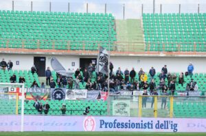 La rabbia dei tifosi: “Nessun saluto”