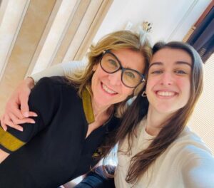 La mamma che ogni anno “scrive la vita” della figlia