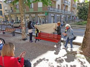 Una panchina rossa per dire no alla violenza sulle donne